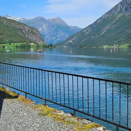 Апартаменты Modern Lakefront With View - Ev Plug Стрюн