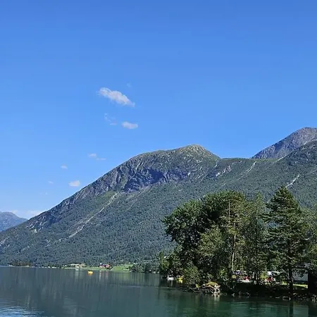 Modern Lakefront With View - Ev Plug * Стрюн