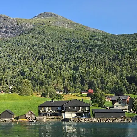 Modern Lakefront With View - Ev Plug Stryn