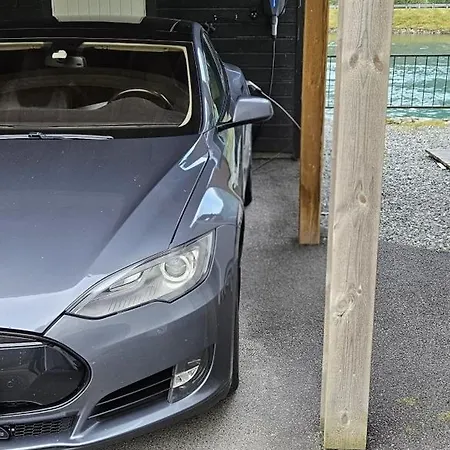 Modern Lakefront With View - Ev Plug