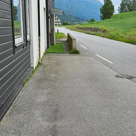 Modern Lakefront With View - Ev Plug * Стрюн