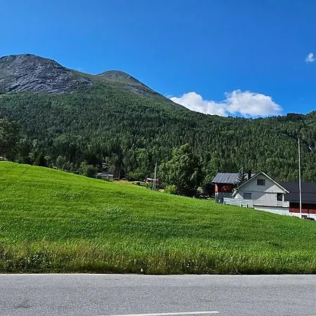 Modern Lakefront With View - Ev Plug * Стрюн