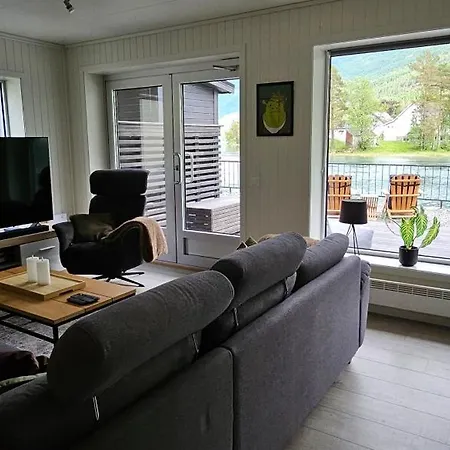 Apartment Modern Lakefront With View - Ev Plug Stryn