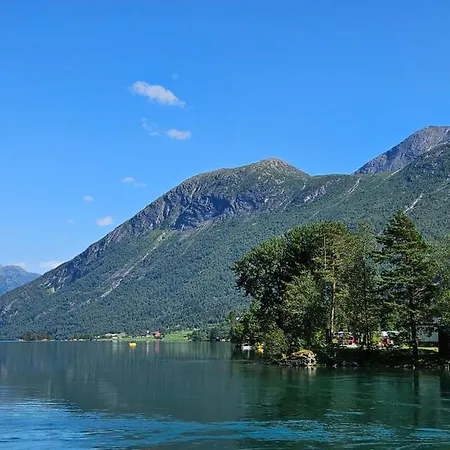 Modern Lakefront With View - Ev Plug Stryn