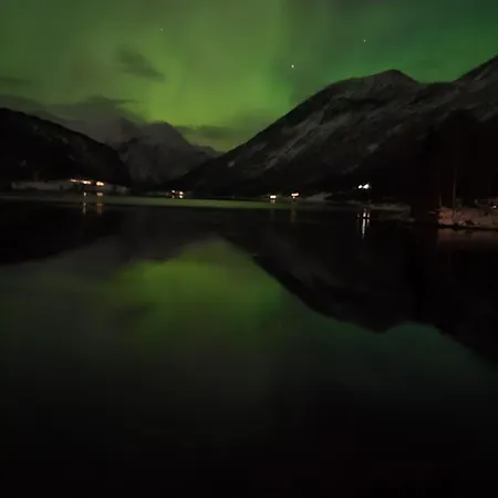 Modern Lakefront With View - Ev Plug Stryn
