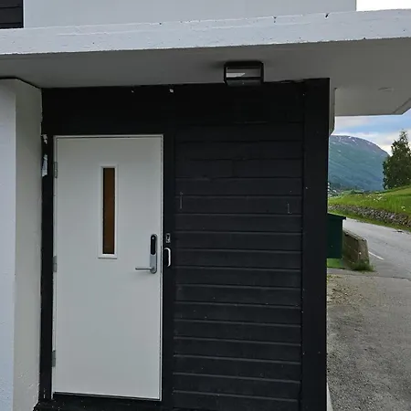 Modern Lakefront With View - Ev Plug * Stryn