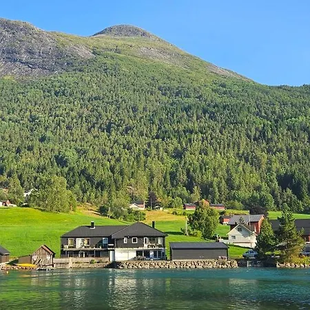 Modern Lakefront With View - Ev Plug Apartment *